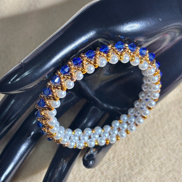 Hand Crafted Pearl and Blue Beaded Bangle Bracelet size medium - Picture 3 of 10